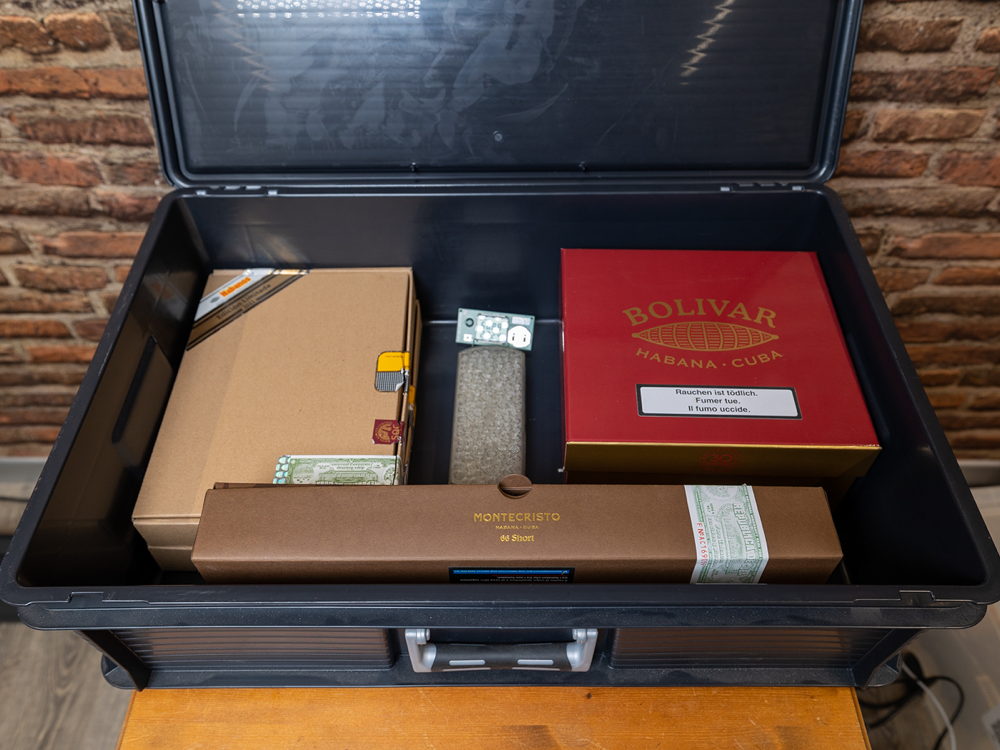 It also works in plastic boxes. Instead of the humidifier shown here, you can also place several Boveda in the box. Maturing Cuban cigars