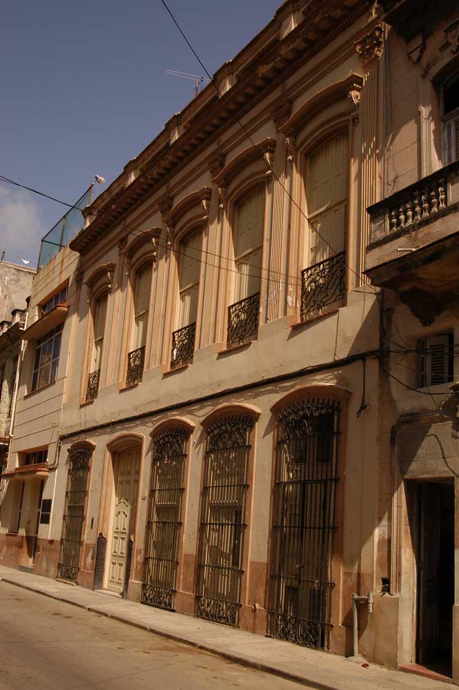 Auf der Calle Virtudes fertigte man die Zigarren der Marke H.Upmann ab 1937 bis 1944. Auch die Marken Montecristo, Particulares und El Patio wurden in dieser Zeit hier gefertigt. Später war es ein Tabaklagerhaus. H.Upmann Geschichte. h. upmann cigar brand founded 1844