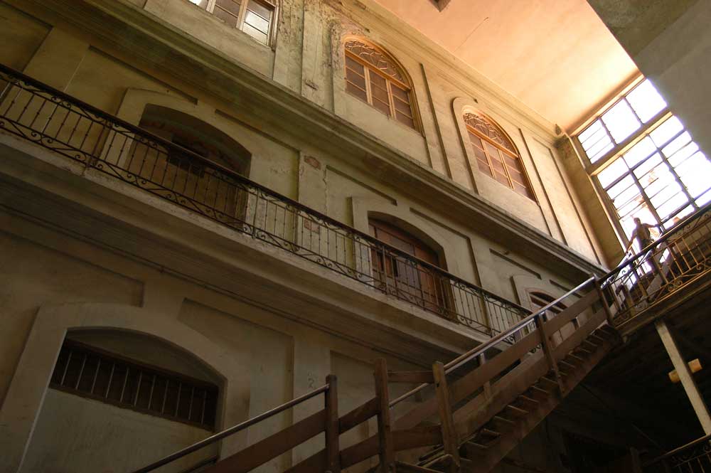 Das Treppenhaus der ehemaligen Manufaktur. Der Patio ist überdacht, Fenster gehen auf den Innenhof. h. upmann cigar brand founded 1844