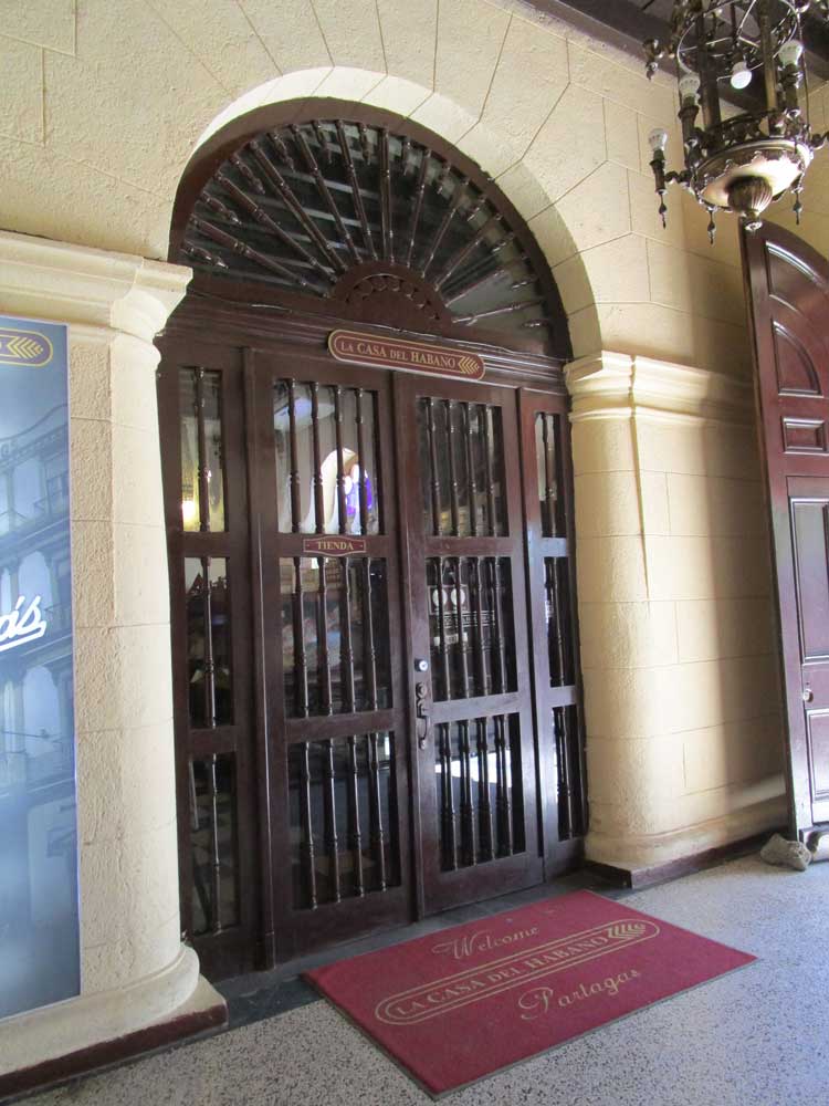 Hier die Eingangstür zur „Casa del Habano“. Diese ist gleich auf der rechten Seite, wenn man von draußen reinkommt. Partagás Geschichte
