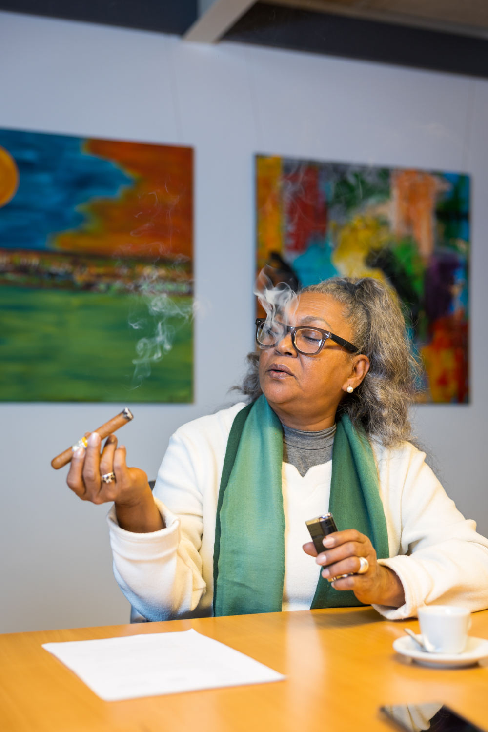 Un momento de calma: Juana "Juanita" Ramos Guerra saborea su Cohiba, símbolo de décadas de artesanía y parte de la historia de Cohiba El Laguito.