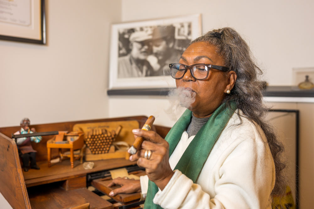 Ante una vieja foto de La Habana: Juana Ramos Guerra - testigo contemporáneo, rodillo, leyenda. Su vida es un capítulo de la historia de Cohiba El Laguito.