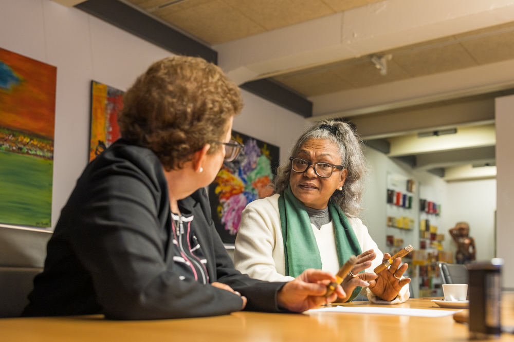 Un momento de auténtico encuentro: dos generaciones de la cultura del puro en diálogo; conocimientos, experiencia y pasión fluyen en silencio a través de la mesa.