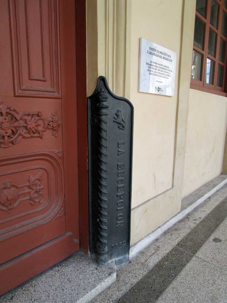 Auf dem Türpfosten der ehemaligen Manufaktur steht der Name der Fabrik La Escepción; hier wurden die Zigarren der Marke Hoyo de Monterrey gefertigt. Le Hoyo de Monterrey Geschichte