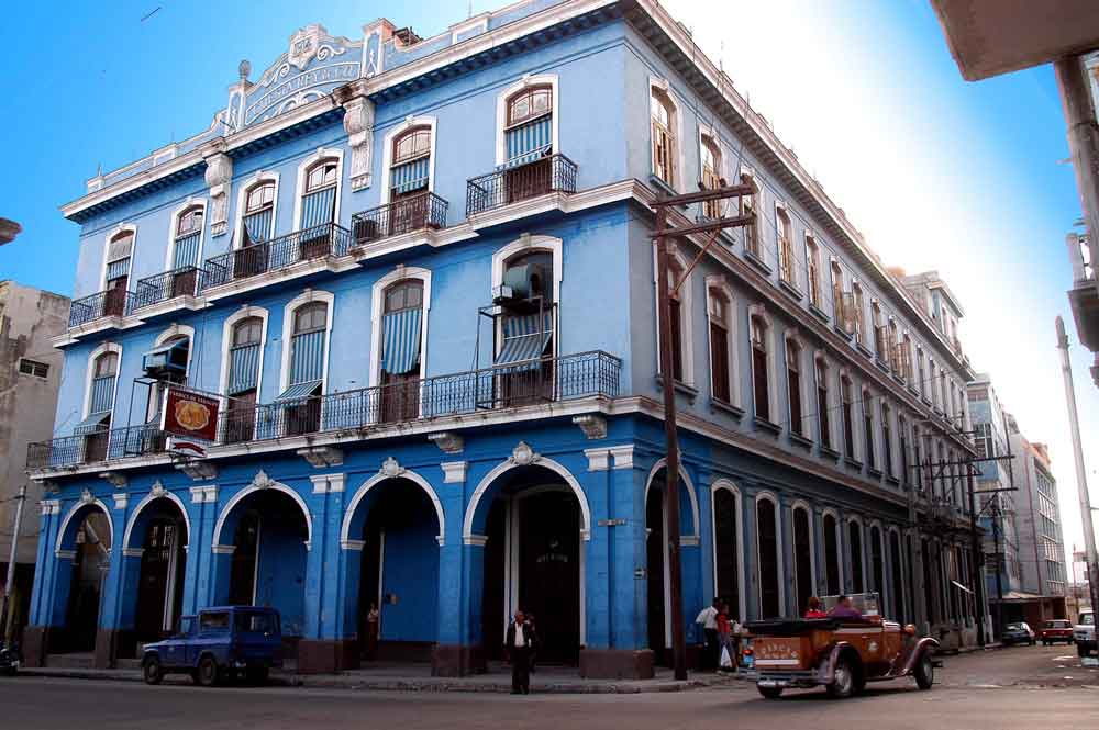 Ich nenne sie gerne die „Blaue Fabrik“: die Manufaktur auf der Calle Belascoin No.862. Erst El Rey del Mundo-, dann Romeo y Julieta-, heute H.Upmann-Fabrik. Ein Gebäude, viele Besitzer, viele Marken. Romeo y Julieta Geschichte