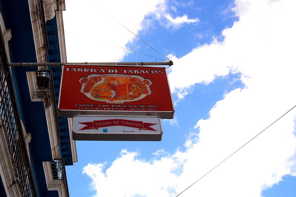 Das berühmte Romeo y Julieta Logo auf dem Fabrikschild: Fabrica de Tabacos, mit offiziellem Namen „Antonio Briones Montoto“ (Jede Fabrik in Kuba hat einen offiziellen Namen, der kein Markenname ist, sondern meist einen tapferen Kämpfer für die Freiheit ehrt.) Romeo y Julieta Geschichte