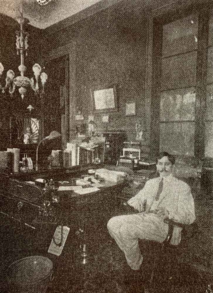 Cette photo montre Antonio Rivero dans son luxueux bureau de la manufacture Por Larrañaga, Calle Belascoain No.2B. Lui aussi, tout comme sa femme (plus tard veuve) Antonia Lopez, a dirigé la marque avec un succès retentissant. Histoire de Por Larrañaga