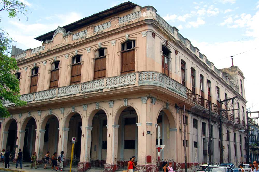 Probablement la manufacture la plus célèbre de la marque Por Larrañaga, située sur la Calle Carlos III No. 713 (anciennement 225). Le bâtiment est encore conservé aujourd'hui. Histoire de Por Larrañaga