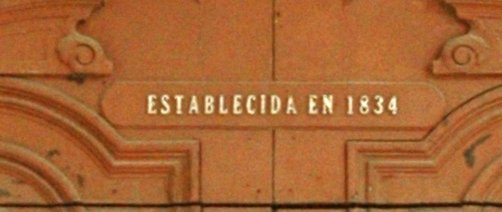 Sur la porte de la manufacture Por Larrañaga se trouvait une affiche indiquant l'année de création de la marque : 1834. Histoire de Por Larrañaga