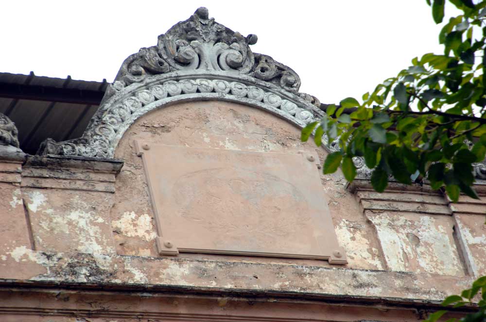 Cette plaque se trouve sur le fronton de l'ancienne manufacture Por Larrañaga. Avec de bons yeux, on peut encore reconnaître l'inscription de la marque. Histoire de Por Larrañaga