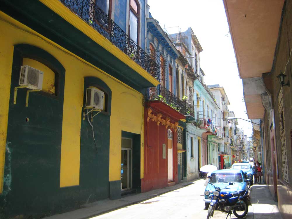 The first headquarters of the Bolívar brand was located at Calle San Miguel No. 100. Por Larrañaga, Partagás and H. Upmann also had their first registered headquarters on this street. Over the years, there were more than 20 different cigar factories on this street, although usually smaller ones.