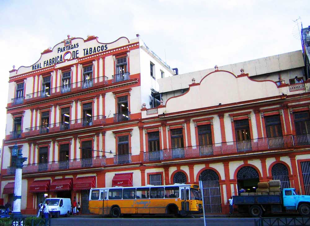Probably in 1954, the Cifuentes family, who were then owners of the Partagás brand, bought the Bolívar brand. The factory was located directly behind the Capitol building at Calle Industria No. 520.