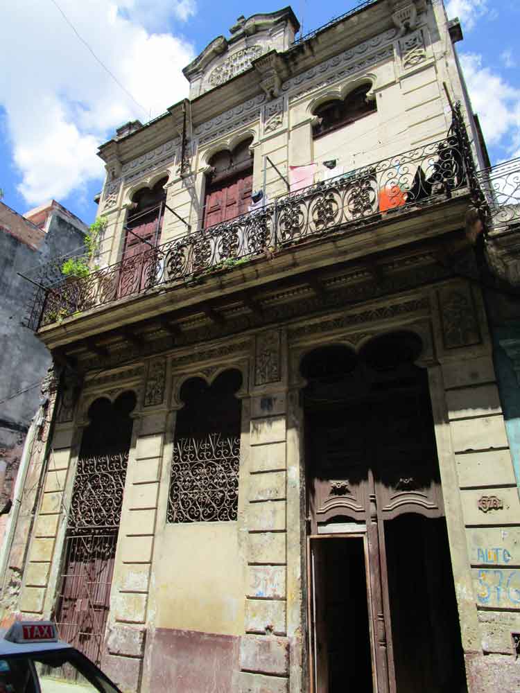 In 1899, the La Gloria Cubana brand was owned by Christian Ehlers. The cigars were manufactured at Calle Gervasio No. 137.