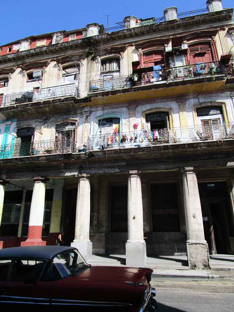 Dies ist das Nachbarhaus der ehemaligen Saint Luis Rey Manufaktur auf der Calzada del Monte. Es wird sicherlich genauso ausgesehen haben wie No.810 und wie viele andere Häuser auf der Straße: unten Säulen, darüber ein oder zwei Etagen. Saint Luis Rey Geschichte