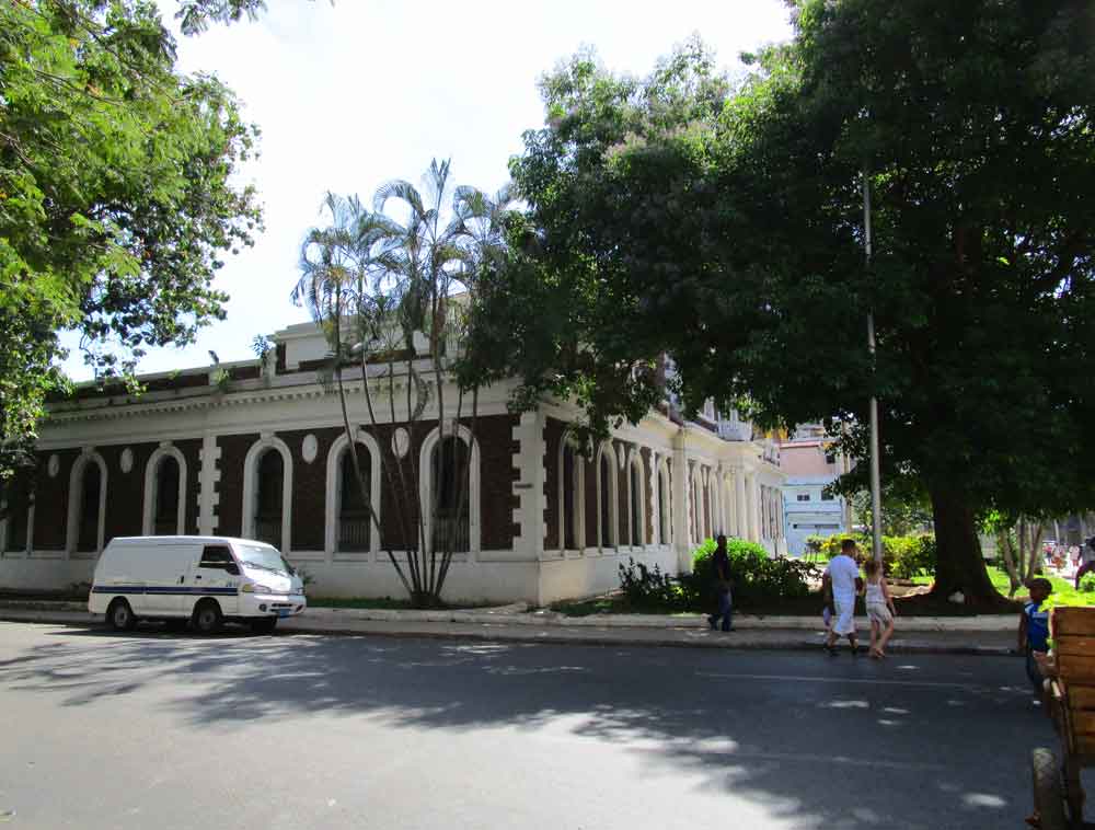 En la Calle Dragones N.º 4, 6 y 8 se ubicaba la manufactura de la marca Cabañas, probablemente entre los años 1840 y 1870, bajo la dirección de Manuel González Carvajal.
