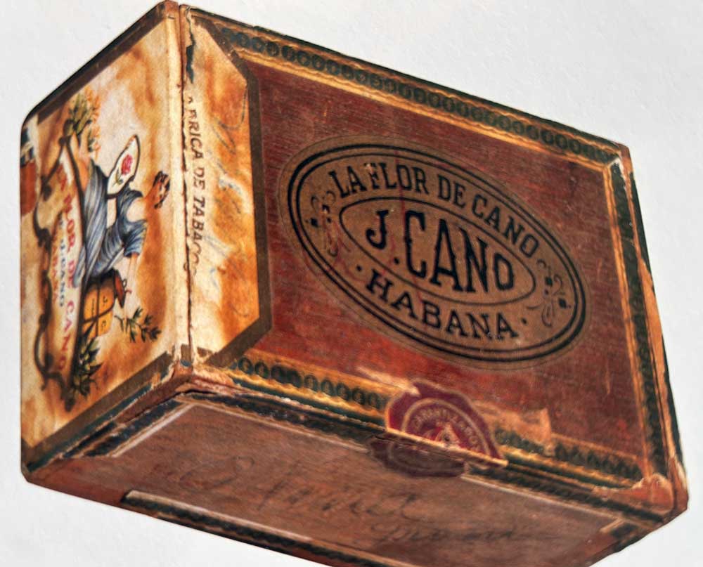 A La Flor de Cano branded box, likely from the 1940s. (Source: Min Ron Nee: “AN ILLUSTRATED ENCYCLOPAEDIA OF POST-REVOLUTION HAVANA CIGARS”, Hong Kong 2003, ISBN: 978-3980930826)