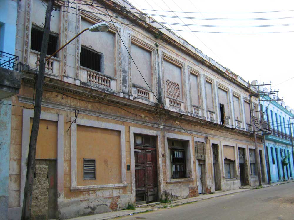 The Flor de Cano brand's manufactories at 4/6 Calle Figuras No. 109 were able to achieve larger production capacities from the 1940s onwards.