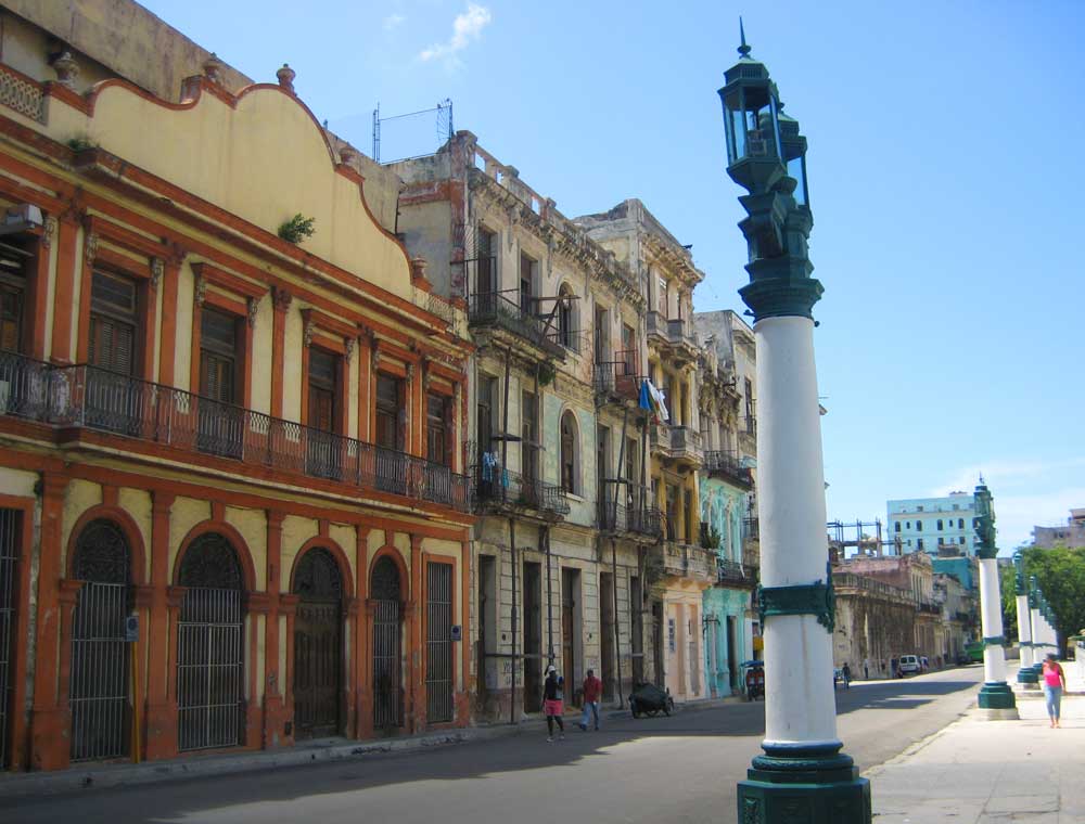 Manufakturen der Marke Juan López 1/ 4: Die ersten Zigarren der Marke Juan López wurden ab etwa 1870 auf der Calle Industria No.170 (das Haus in der Mitte) gefertigt. Das Haus ganz links im Bild ist die Industria No.172, eines der beiden Gebäude der späteren Partagás-Manufaktur, vohrher Villar y Villar.