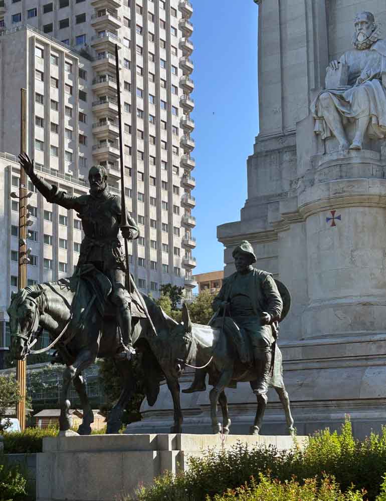 Sancho Panza, a la derecha, junto a su señor Don Quijote, siempre fiel a él. Aquí el monumento a Miguel de Cervantes en Madrid, en la Plaza de España.