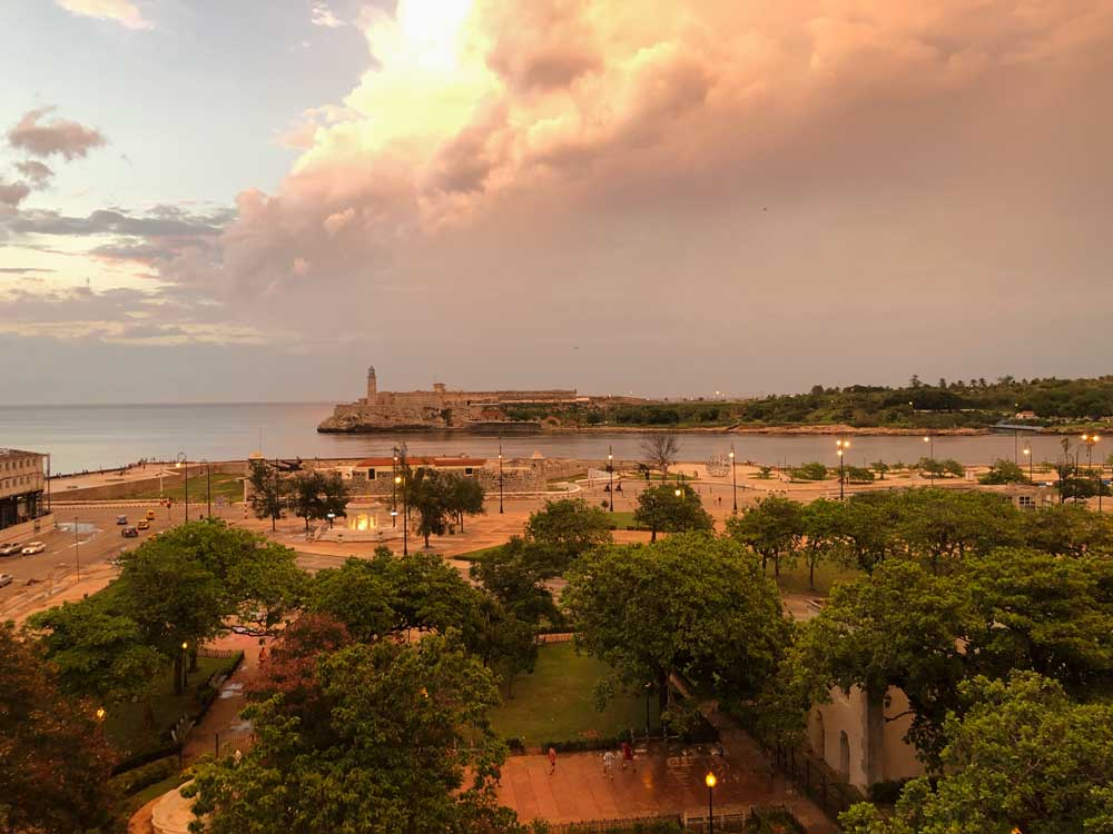 Die Hafeneinfahrt von Havanna: Im Hintergrund das „Castillo de los Tres Reyes del Morro“ (mit dem berühmten Wachturm), im Vordergrund das „Castillo San Salvador de la Punta“, zwei Befestigungsanlagen, nach denen zwei Zigarren der Marke San Cristóbal de la Habana benannt wurden.