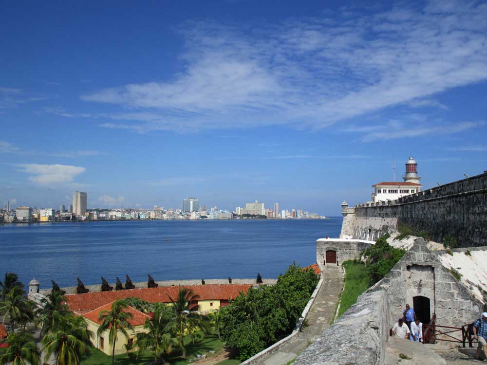 Blick vom Castillo de los Tres Reyes del Morro auf die Stadt Havanna, am Eingang des Hafens zum Schutz der Stadt vor Piraten erbaut.