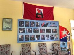 „Fidel entre nosotros: Fidel ist unter uns.“ Die Cohiba-Manufaktur „El Laguito“ ist die Manufaktur Fidel Castros. Hier wurde „seine“ Zigarre hergestellt, die Laguito No.1. Der Name bezieht sich auf die Fabrik.