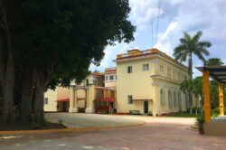 So sieht die Fabrik von hinten aus, hier fuhren früher die Wagen der Gäste vor, die zu Besuch kamen.