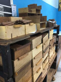 In diese Mini-Roderos genannten Kisten werden die gerade von den Torcedores fertig gerollten Zigarren gelegt. Danach folgt die Qualitätskontrolle.