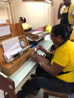 Eine dieser Qualitätskontrollen ist die Messung des Zugwiderstandes. Die Frage lautet: Zieht die Zigarre oder nicht?