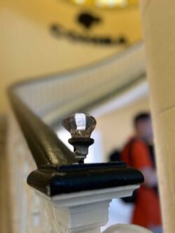 Wie viele Hände diesen Knauf wohl schon berührt haben? Die Treppe führt in die obere Etage der Fabrik, vorbei am Cohiba-Schriftzug.