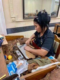 Es kommt drauf an, welche Tabake auf dem Tisch liegen. Das besondere an den Cohiba-Zigarren ist: die Einlagetabake werden ein drittes Mal fermentiert.