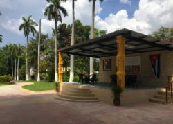 Die ehemalige Villa hat einen großzügigen Garten. In diesem befinden sich weitere Produktionsgebäude und herrliche Grünanlagen.