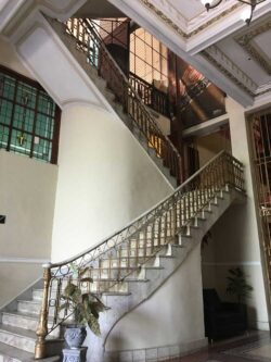 Diese Fabrik, innen wunderschön, war mal die El Rey del Mundo-Fabrik, danach war es die Romeo y Julieta-Fabrik, jetzt heißt sie H.Upmann-Fabrik.