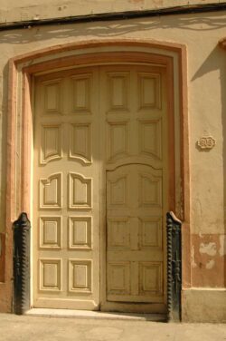 Dies ist das Eingangstor der ehemaligen H.Upmann-Manufaktur. Diese befindet sich im Stadtteil Centro Habana, ein Stadtteil mit schmalen Straßen und meist nur kleinen Häusern.
