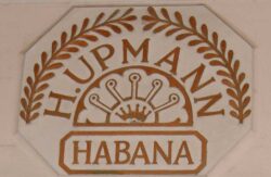 Das Logo der Marke H.Upmann ist auch heute noch im Eingangsbereich des Gebäudes zu sehen.