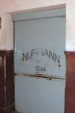 Hier ein Aufzug in der ehemaligen H.Upmann-Manufaktur. Die Jahreszahl 1844 steht für die Gründung der Marke. Zigarren wurden in diesem Haus erst seit 1944 gefertigt.