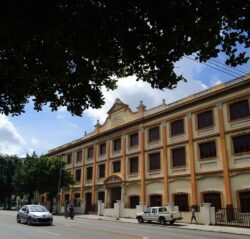 Im Jahr 2003 zog die Marke H.Upmann auf die Calle 23 (in Havannas Stadtteil Vedado haben die Straßen Nummern, keine Namen). Auch vor dieser Zeit war dies eine Zigarrenfabrik, die allerersten Montecristo kamen von hier.