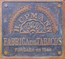 Das Firmenschild der Marke H.Upmann. Von 2003 bis 2011 hing es am Gebäude auf der Calle 23, dann wanderte es mit der Marke weiter.