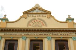 Oben am Giebel findet sich das Logo der Marke H.Upmann und der offizielle Name der Manufaktur: „Empresa de Tabaco Torcido José Martí“