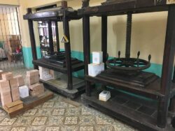 Hier und da findet man in der Manufaktur vielerlei historische Gegenstände, hier zwei Pressstöcke. Was damit früher gepresst wurde? Gute Frage.