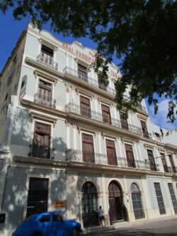 Die Partagás-Manufaktur im Wandel der Zeit: 2022. Was für ein Unterschied zu den Jahren zuvor. Die Nähe zum Meer ist der Killer jeder Hausfassade.