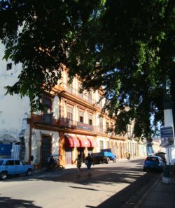 Läuft man links um das Capitol herum, kommt man von dieser Seite zur ehemaligen Manufaktur, damals noch in Betrieb.