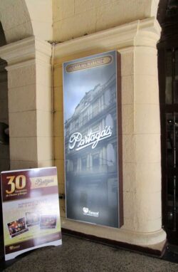 Jedes Jahr war die Eingangshalle anders dekoriert, hier mit Leuchttafeln.