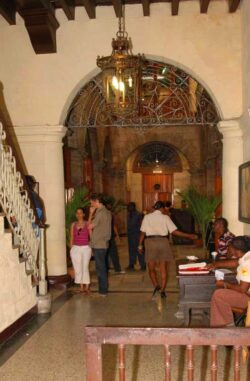 Die Eingangshalle der Manufaktur, links daneben die Treppe, die in die oberen Stockwerke führt.