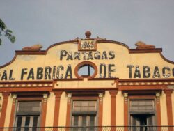 Der Giebel der Partagás-Manufaktur auf der Calle (Straße) Industria No.520. 1845, wie auf dem Giebel angeschrieben, wurde die Marke offiziell eingeführt.