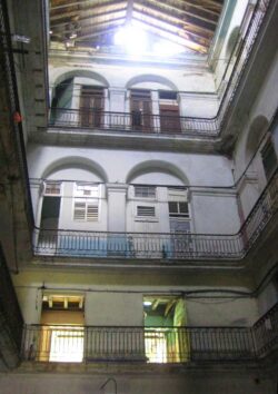 Hier, in diesem Haus, soll der unruhige Geist des Patrons Jaime Partagás, nach seinem Tod sein Unwesen getrieben haben. Ein katholischer Priester und eine Santera konnten ihn mit geballter Kraft und Glauben vertreiben.