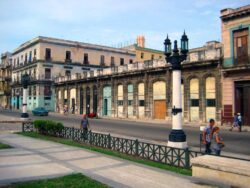 Im Gebäude links, heute die Calle (Straße) Industria No.160, schaltete und waltete Jaime Partagás. Erst unter seinen Nachfolgern zog die Manufaktur in das heute berühmte Gebäude der Calle (Straße) Industria No.520.