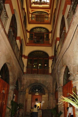 Ein Blick in den Patio der berühmten Partagás-Manufaktur: Auf vier Etagen arbeiteten Torcedores und viele andere fleißige Hände, um unermüdliche die weltweit begehrten Partagás-Zigarren zu fertigen.