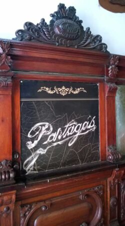 Dies ist die alte Rezeption, die sich viele Jahre im Eingangsbereich befand.