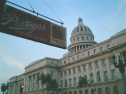 Dieses Schild hing lange an der Fassade der Partagás-Manufaktur. Die aktuelle Partagás-Manufaktur befindet sich auf der Calle (Straße) San Carlos im Stadtteil Centro Habana.